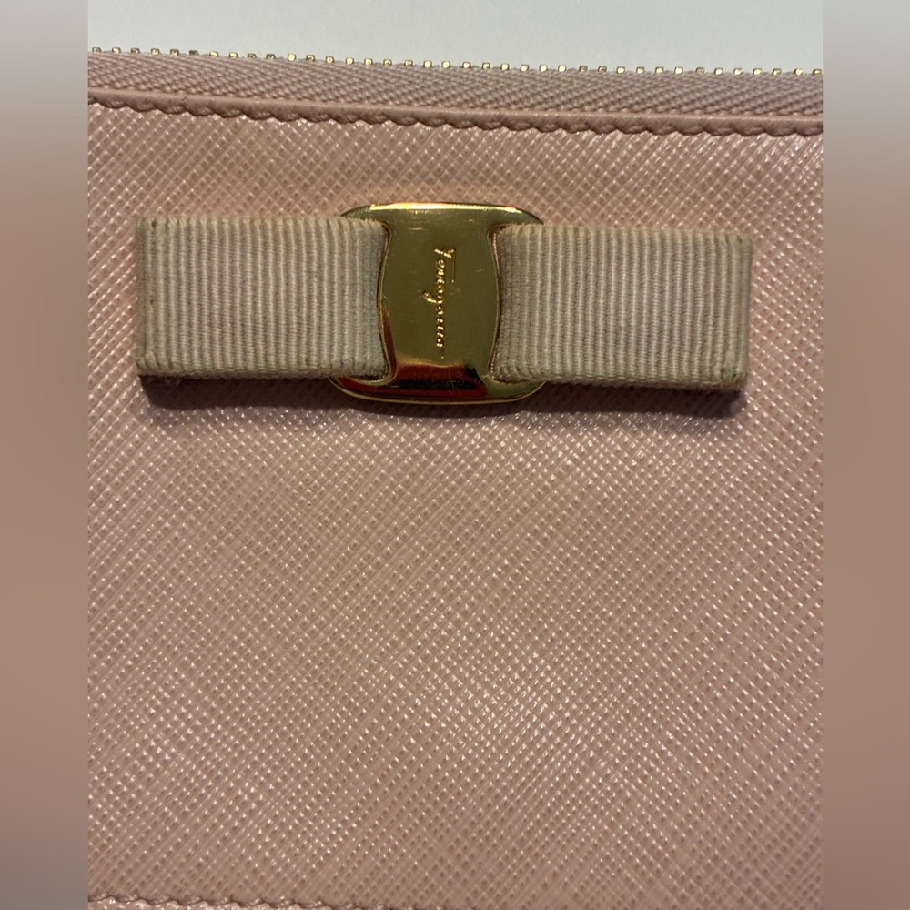 Salvatore Ferragamo EUC Vera Pink Zip Leather Clutch with Gold Accent KY-22 C432 - Picture 2 of 13